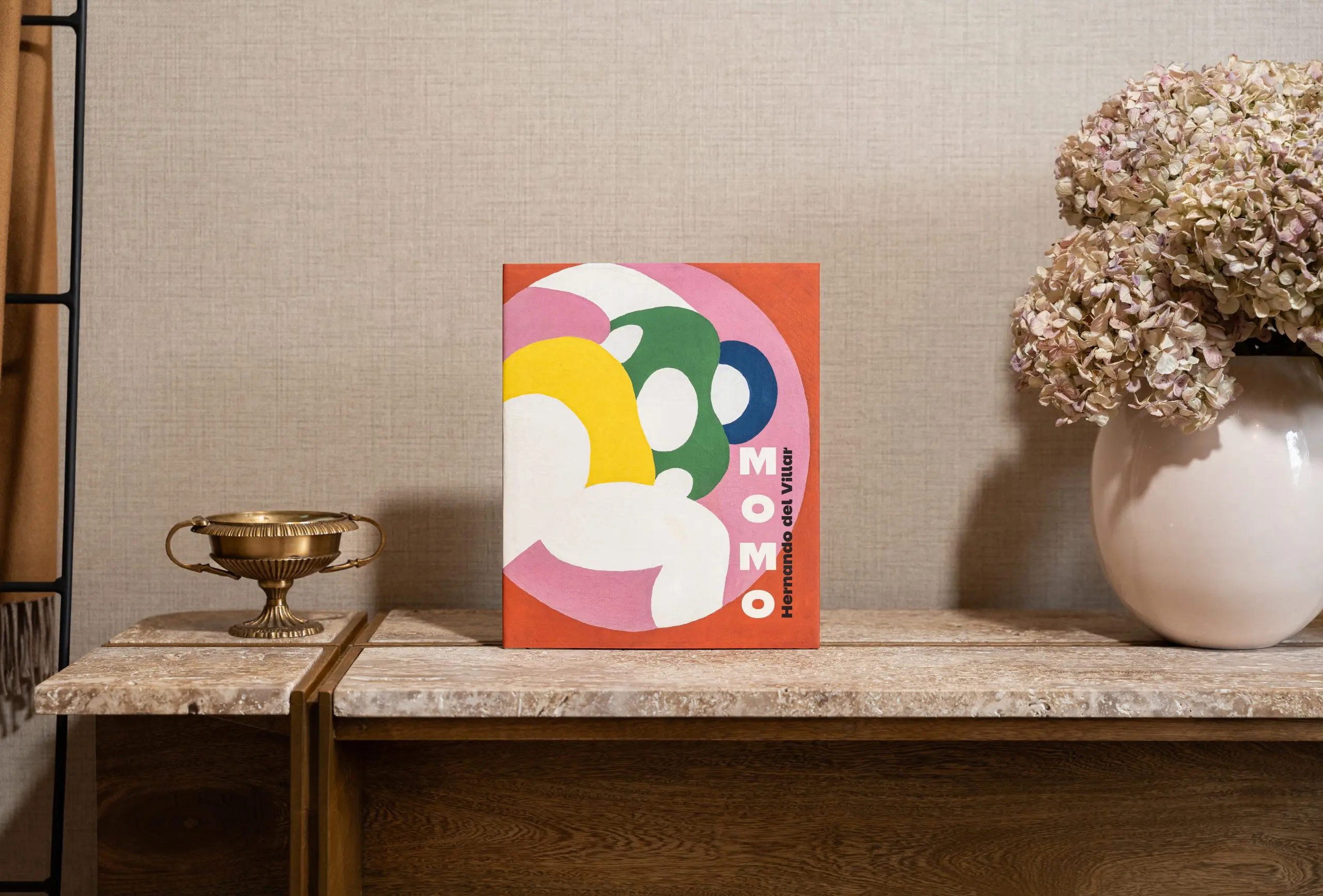 Obra de Hernando Del Villar MOMO con figuras geométricas y color caribeño vibrante